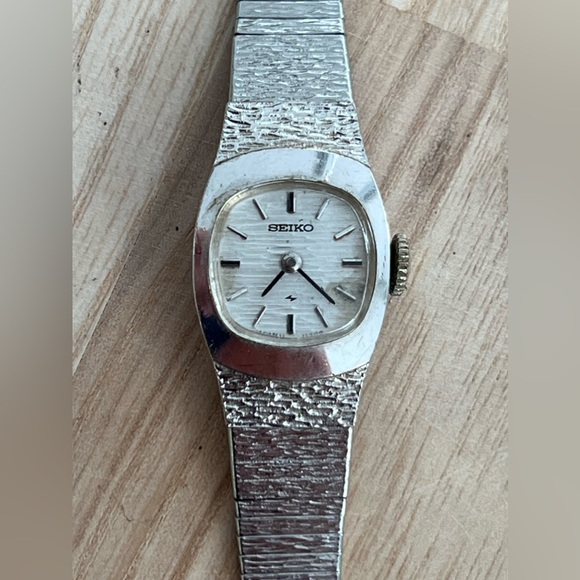 Seiko Ladies Watch Vintage Mechanical Winding Silver Tone Bracelet and Dial - Picture 3 of 15